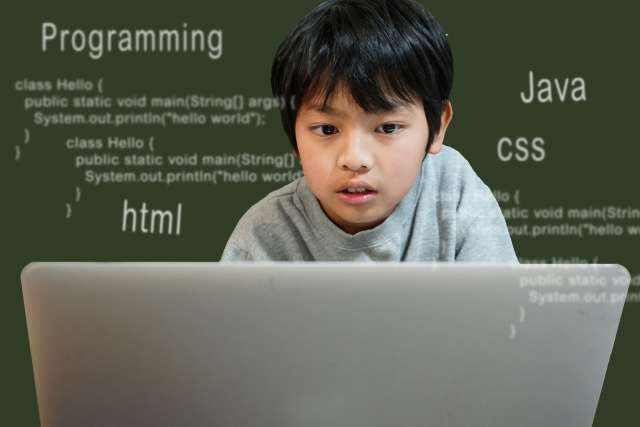 プログラミングを学ぶ子どもの写真